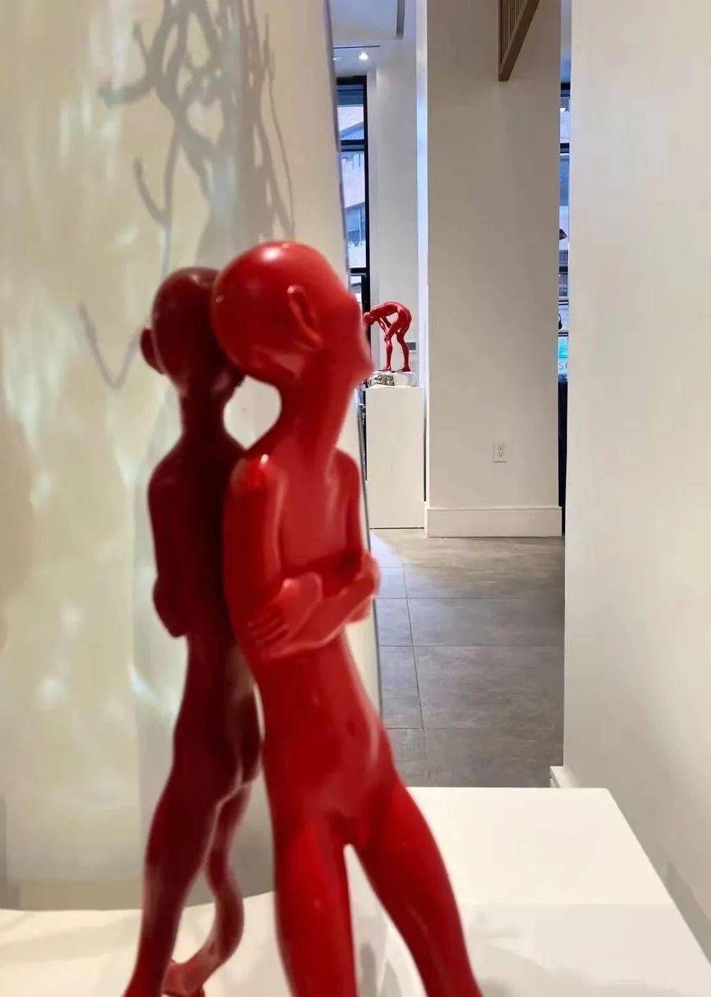 一个瘦削的男孩以耀眼的红色和率真的微笑脱颖而出.