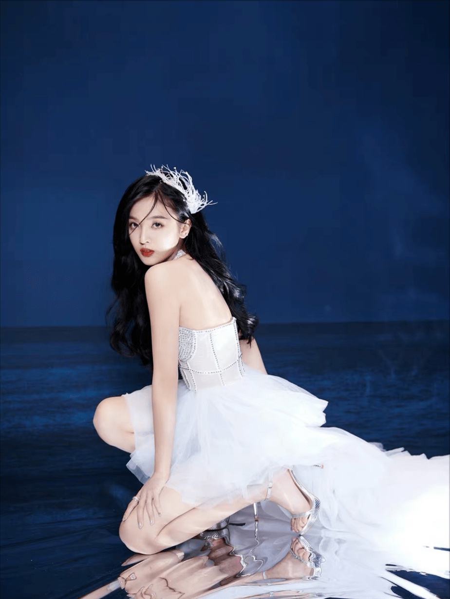 羽毛|女明星们争相尝试的白色羽毛造型也太绝了!