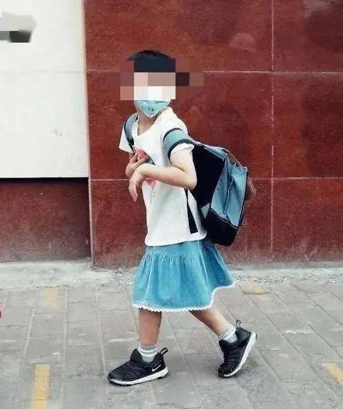 男生穿裙子 上学图片