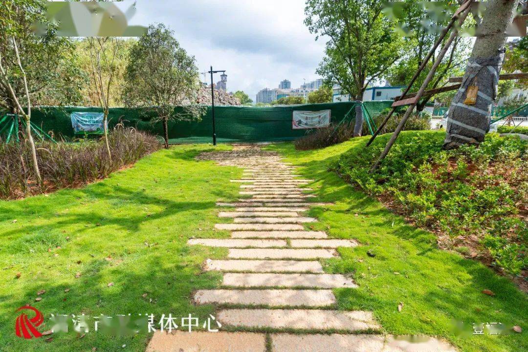 "在建设中,利用周边建筑废料场地中留存下来的砖,瓦,条石为主材,构建