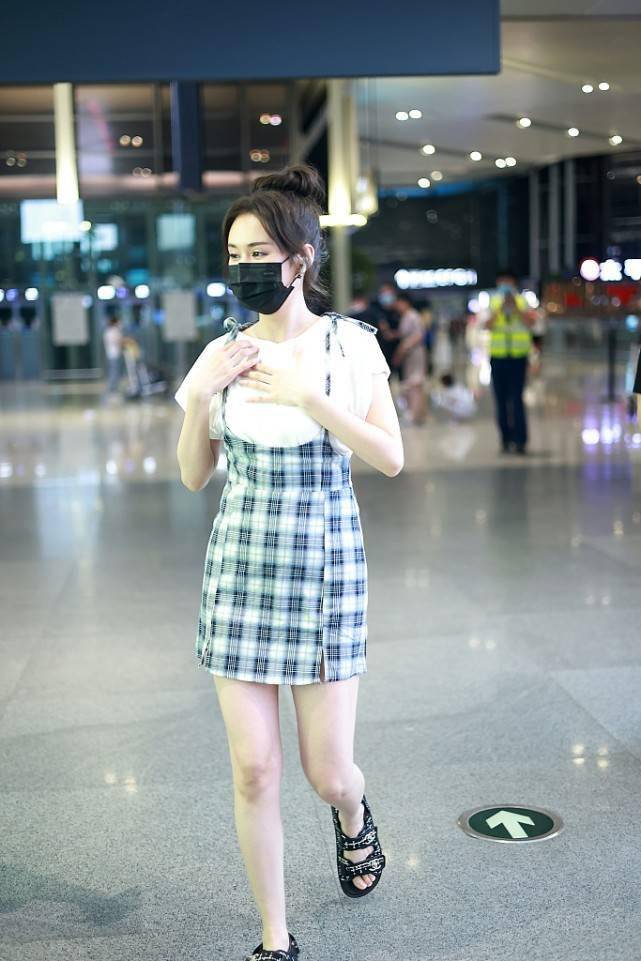 素颜的郑合惠子状态真好身穿青果绿显瓷白肤色恬静清纯