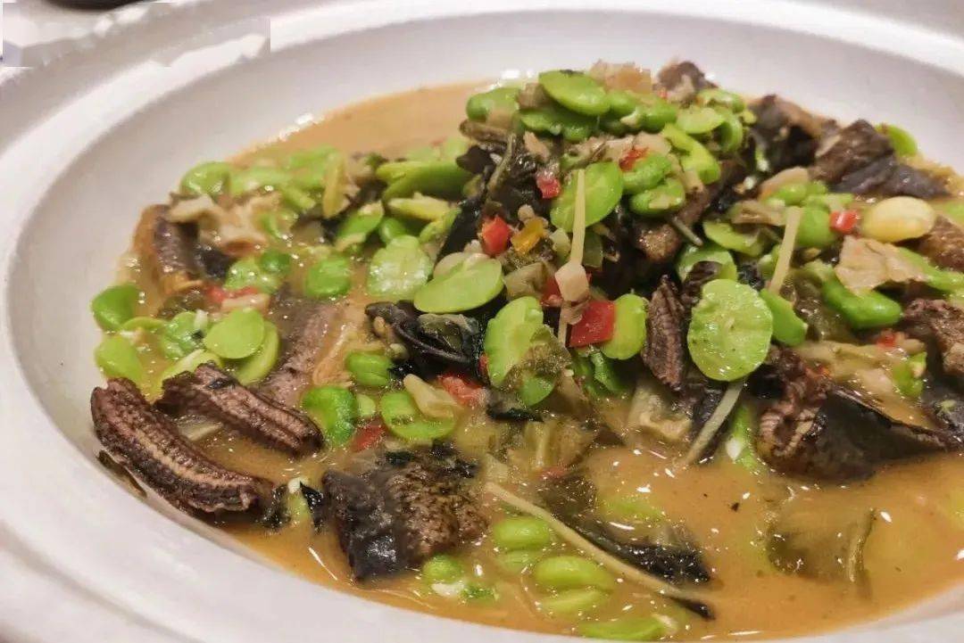 那一根根油炸得卷曲成团的小鳝鱼的确和太极阴阳图案相似,太极图是没