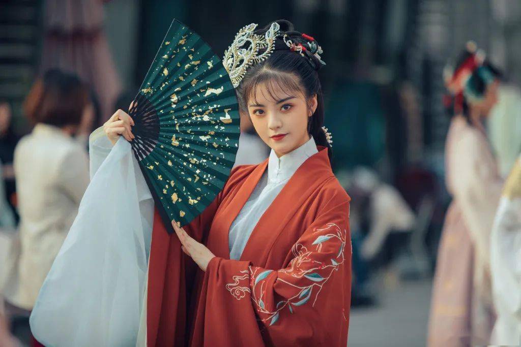00后汉服女孩火出圈!还原古典名著美人,神韵超到位!