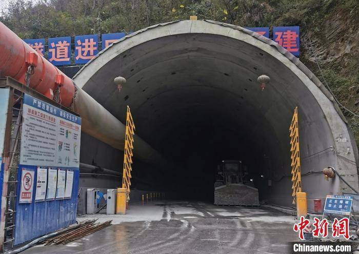 九寨沟绵阳高速公路首座6公里以上特长隧道双幅贯通