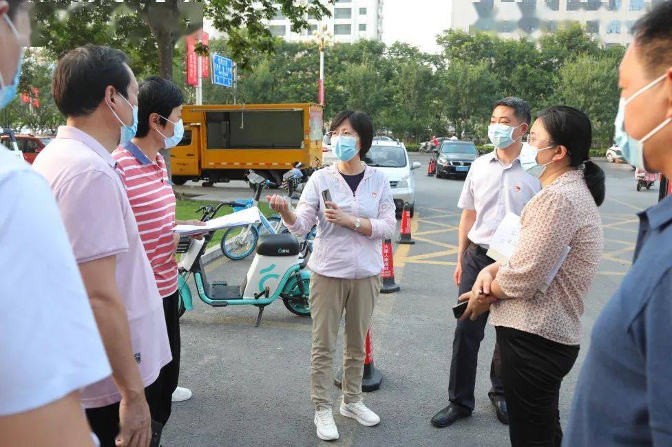 郭晓哲指出,要严格落实疫情防控举措,值守人员要对小区概况,排查情况