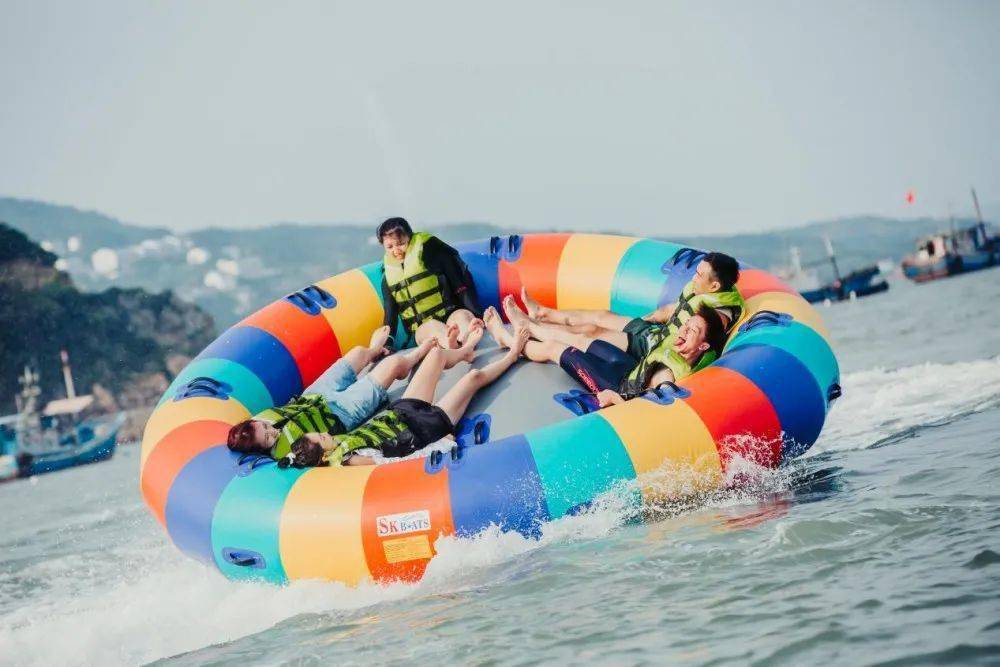 水上陀螺是近期新潮的一项海上项目,在快艇的牵引下,在海面上形成颠簸