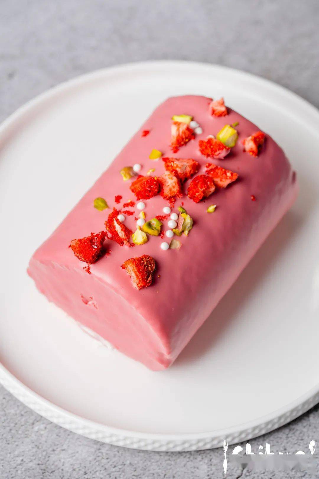 无论是外皮,蛋糕胚,还是酸奶夹心,全是草莓的香气,七夕把这份粉色的