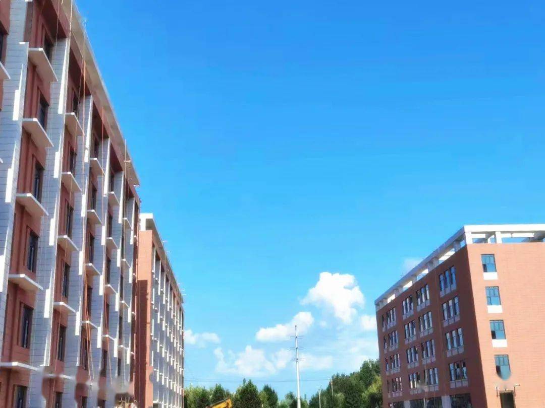 蓝天白云下只想在莘县一中新城校区遇到你