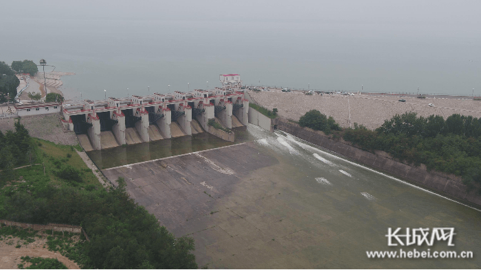 正在泄洪的河北省黄壁庄水库.河北省水利厅 供图