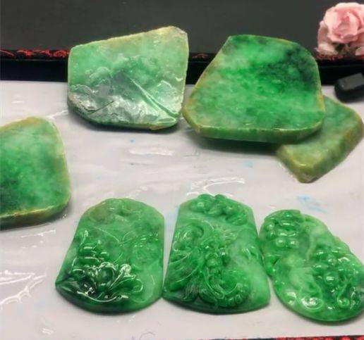 浙江男子花8000淘了块翡翠色料,切开后卖家眼都直了!