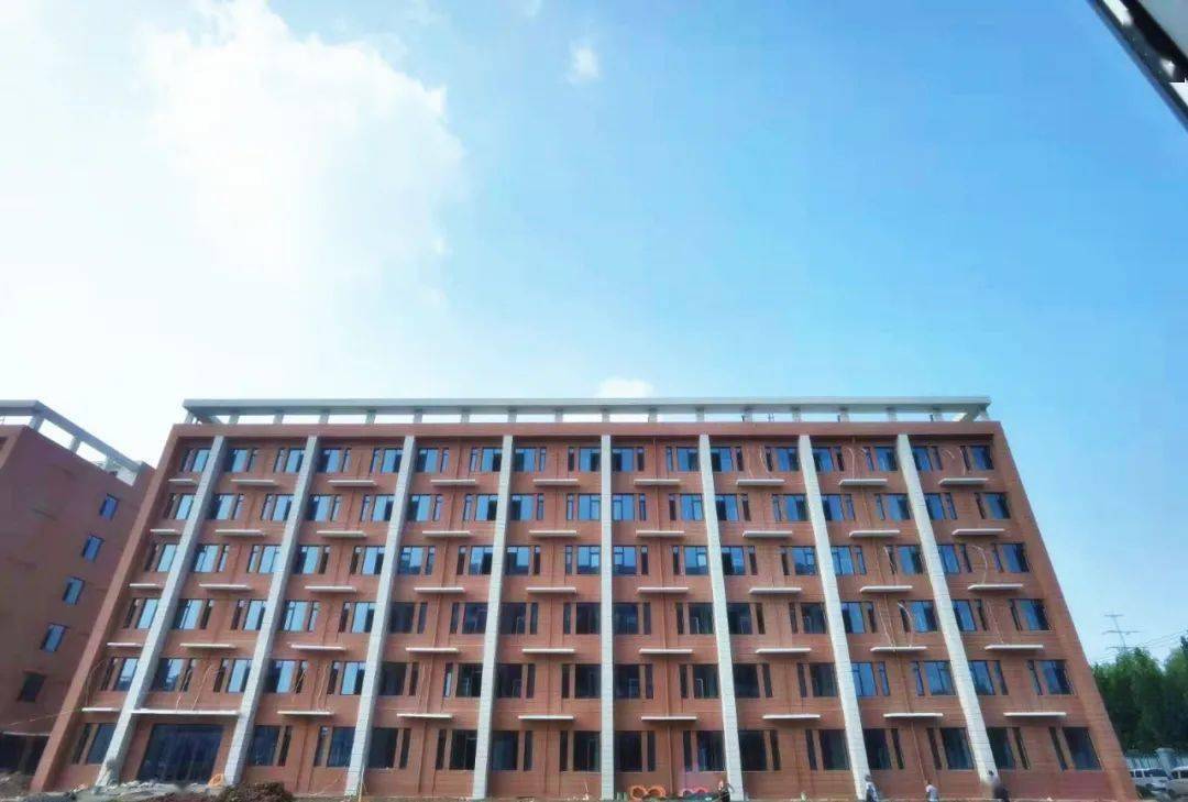 蓝天白云下只想在莘县一中新城校区遇到你