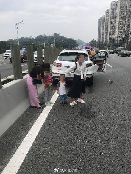 主动|行车途中小孩身体不适，交警保障安全提供帮助