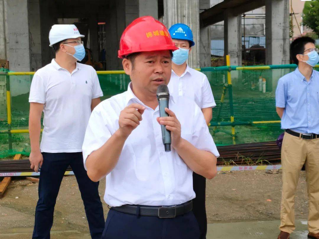 在拉练检查环节,县委书记郑光文,县委副书记,代理县长王海霞带领县"