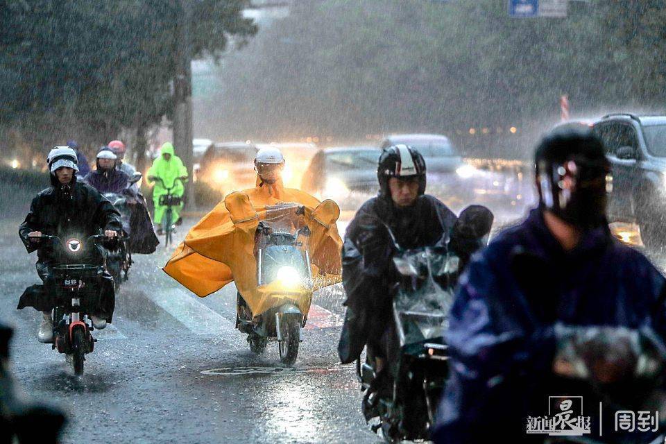 猝不及防下班高峰時段暴雨襲城不少人被淋成落湯雞晨鏡頭