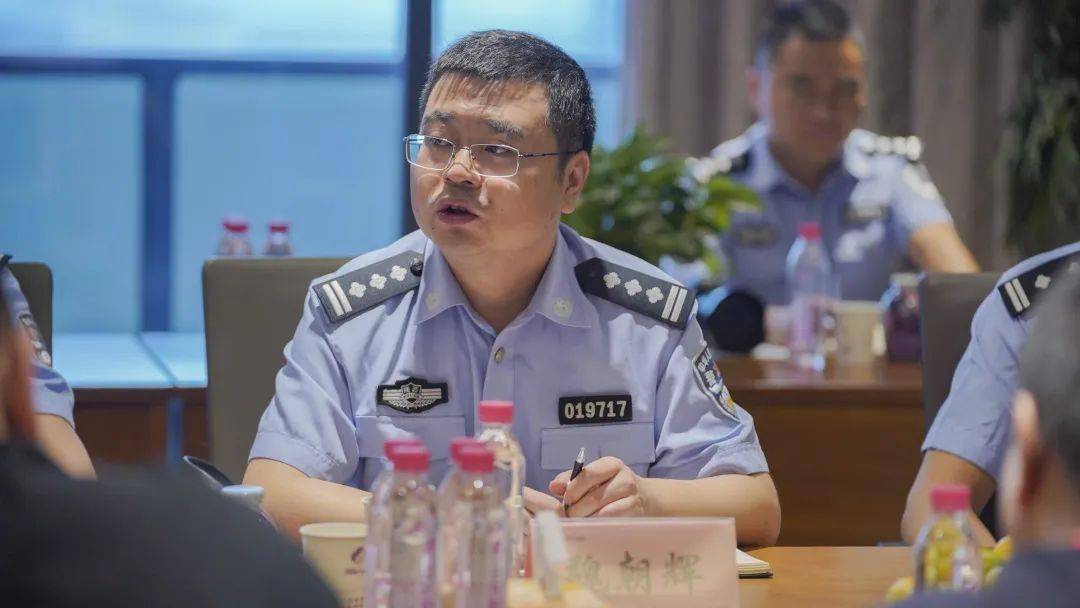 支队政委田选龙介绍了西安市公安局经侦支队主管业务和队伍建设情况