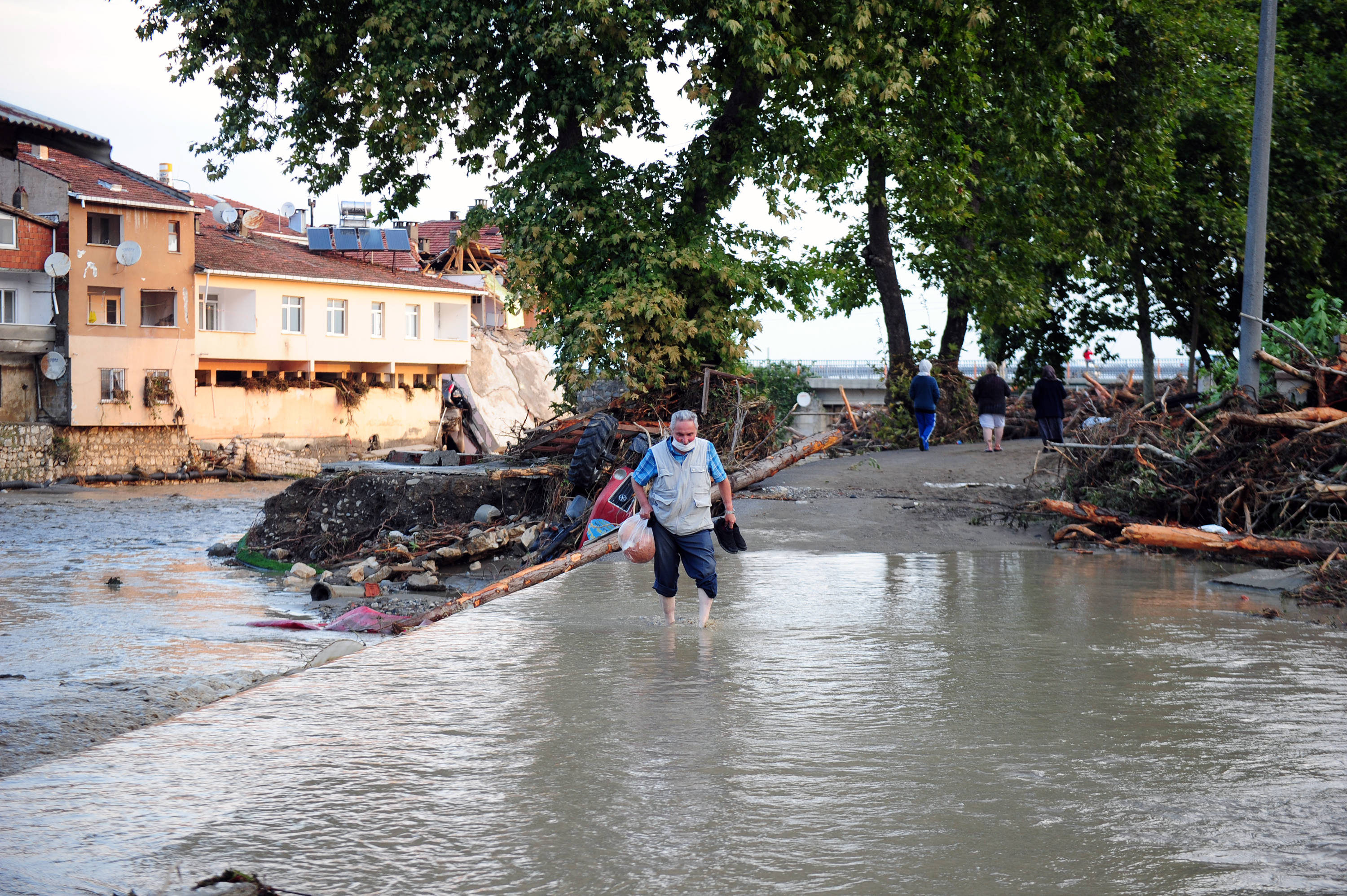 土耳其北部暴雨引发洪水致17人死亡