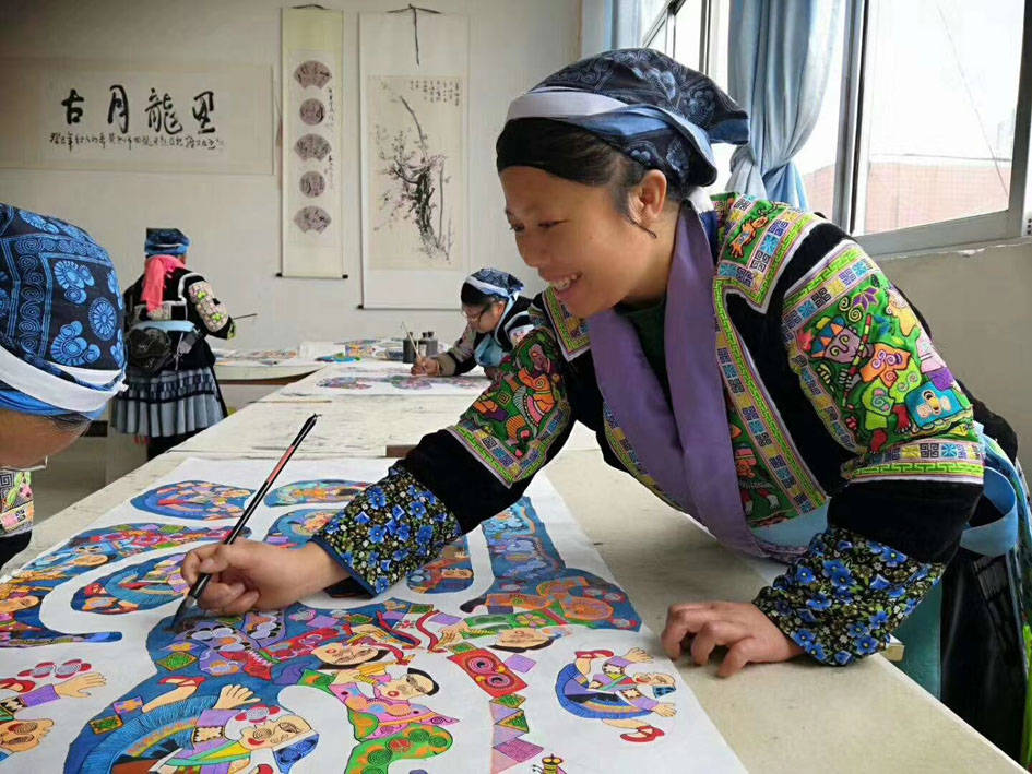 兰开翠从小向母亲学习蜡染,刺绣,绘画,长大后又跟随平坡苗族绘画传承