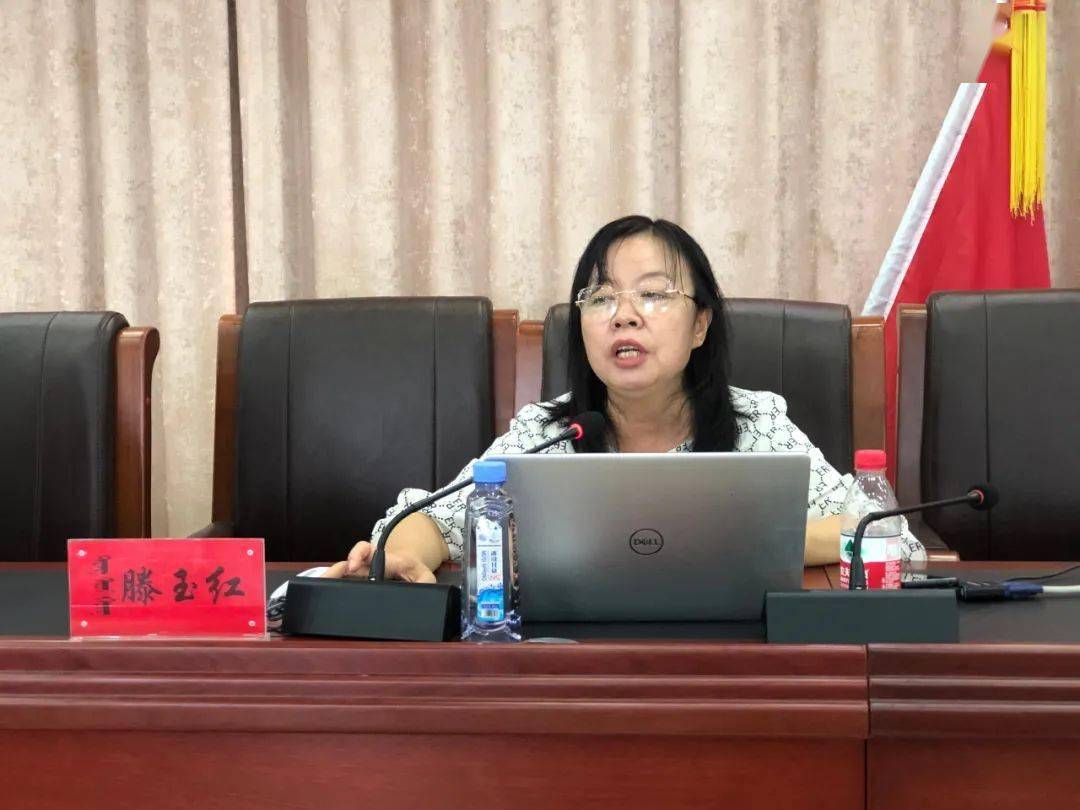 结合滕玉红的主题宣讲及苏木工作的实际,唐丽娜就党员干部接下来如何