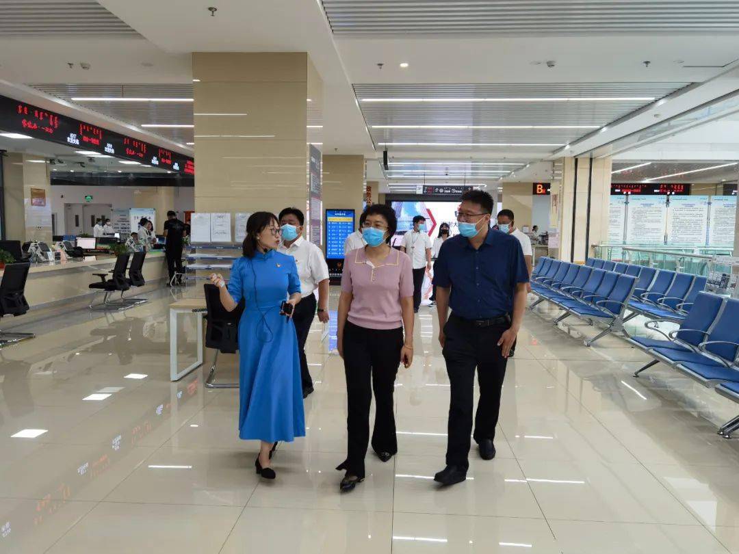 旗人民政府副旗长闫彩煜深入政务服务大厅调研指导工作