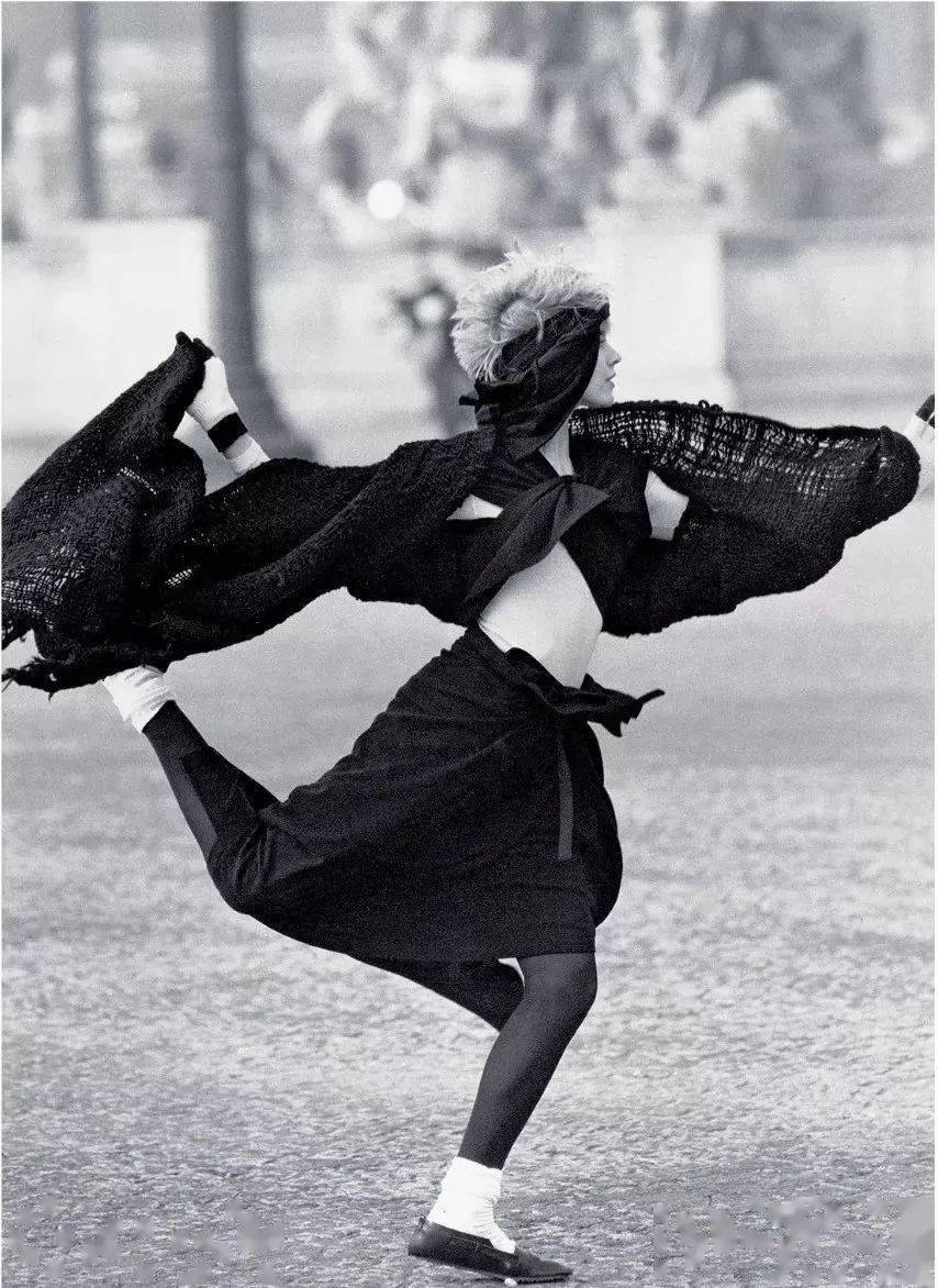 过服装设计|川久保玲:人“狠”话不多!时尚界的破坏者设计的衬衫有何不同?