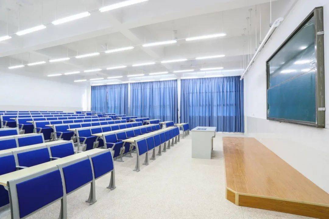 阶梯教室教室的设施齐全伍来看看邮院的食堂符合你的标准吗~是许多"