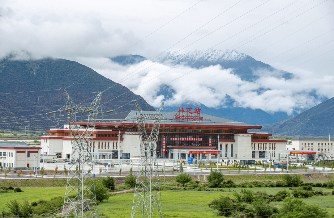 也会记录下你们爱的瞬间山南站,林芝站等一座座藏式风格的火车站左右