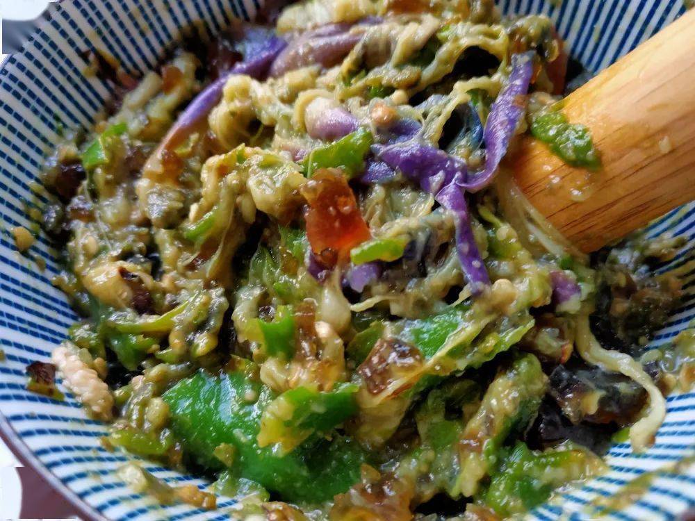 辣椒擂皮蛋茄子(卖相一言难尽但味道很惊艳