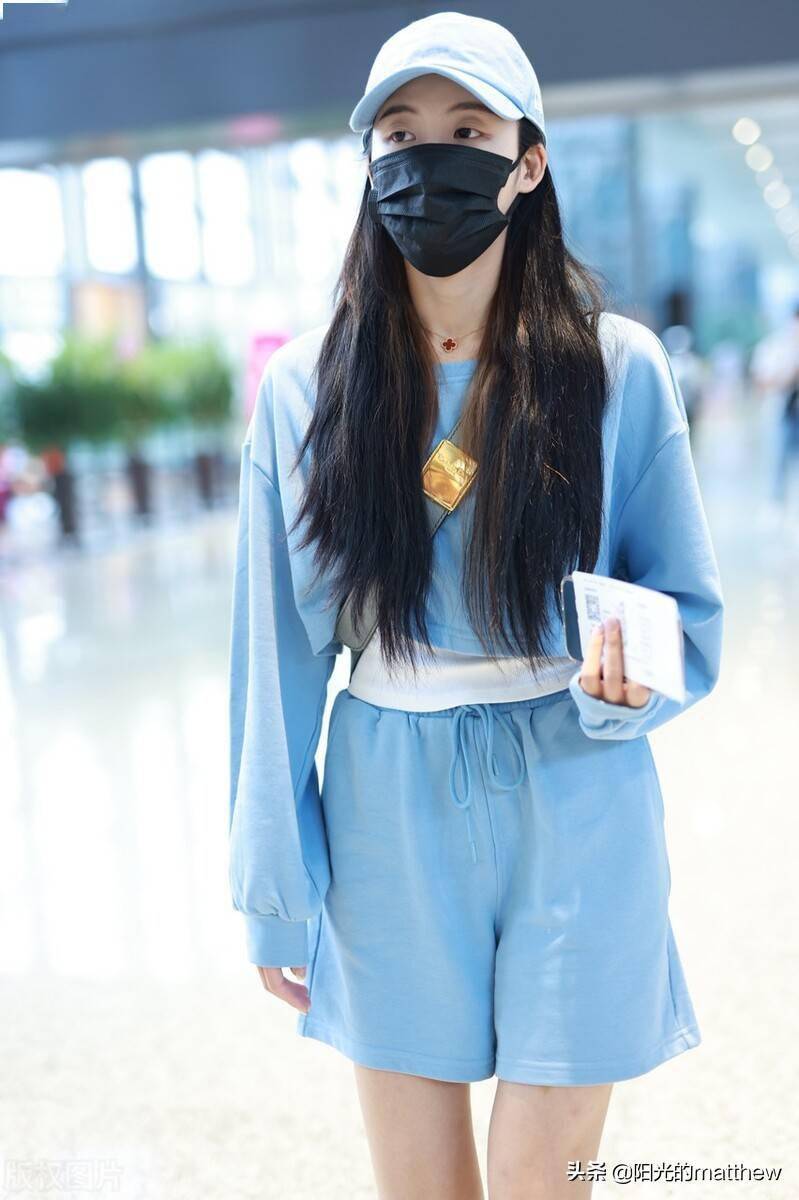 街拍:孙芮蓝色卫衣 运动短裤 棒球帽 老爹运动鞋 短袜时尚休闲