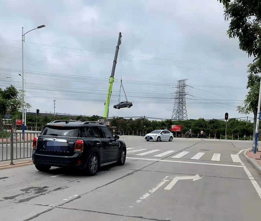 南沙一小车t型路口直飞进田野,飞那么远干嘛?