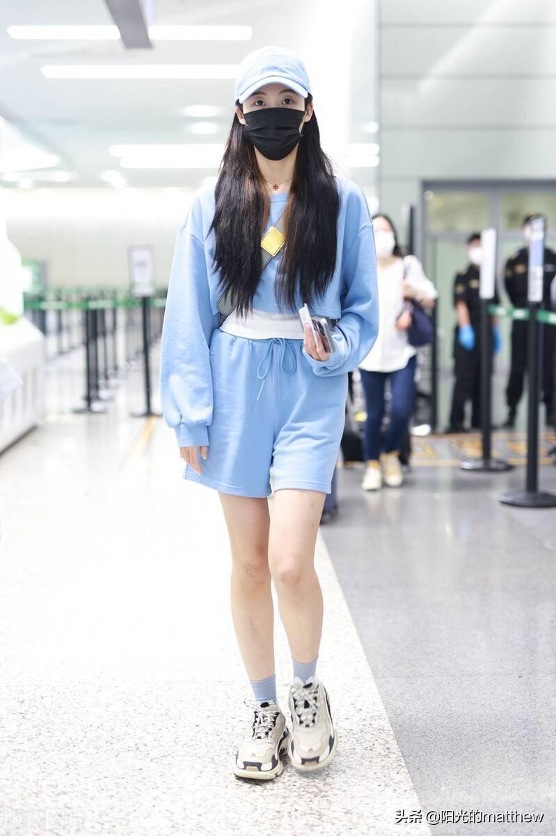 街拍:孙芮蓝色卫衣 运动短裤 棒球帽 老爹运动鞋 短袜时尚休闲