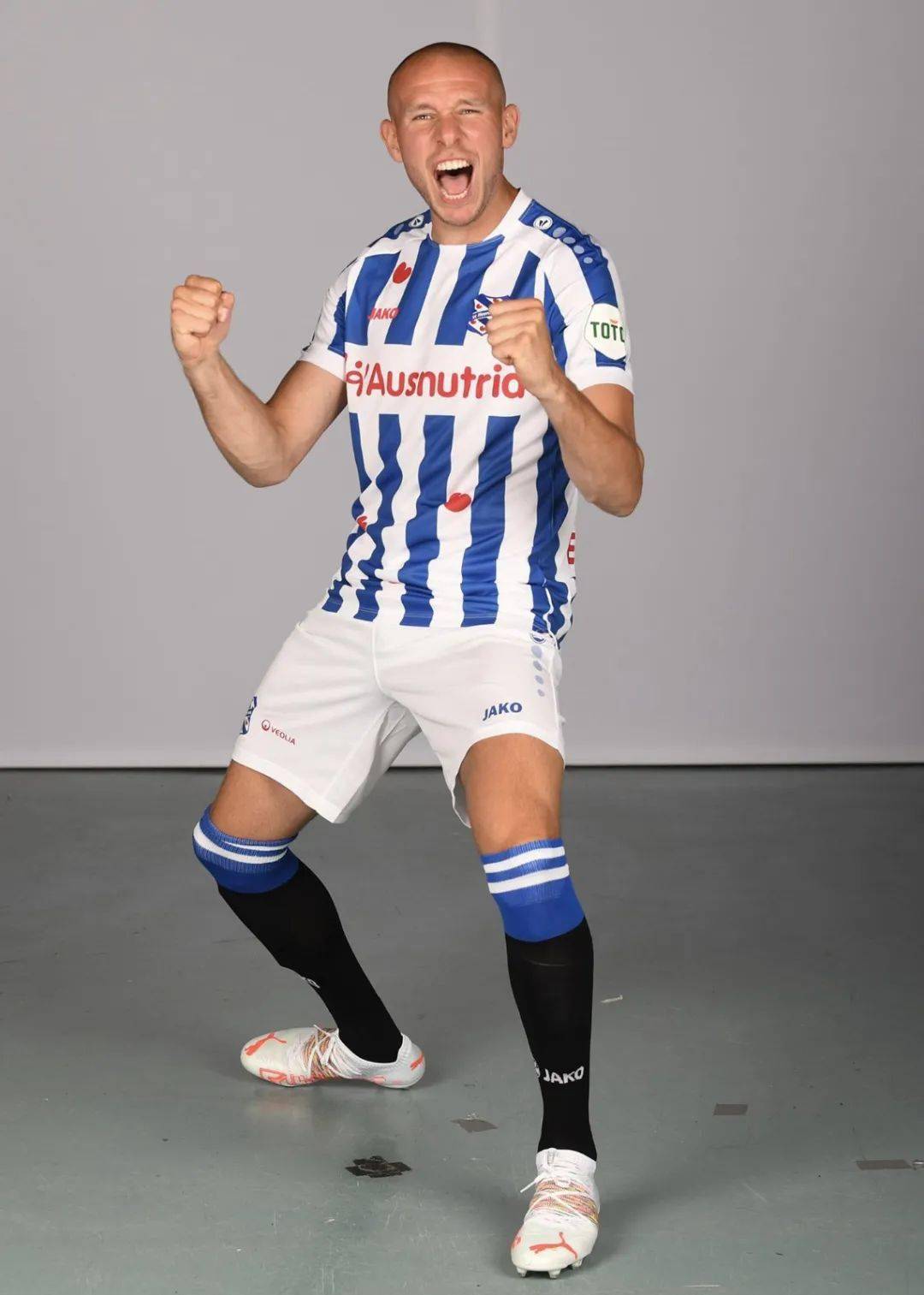 海伦芬发布2021/22赛季主场球衣