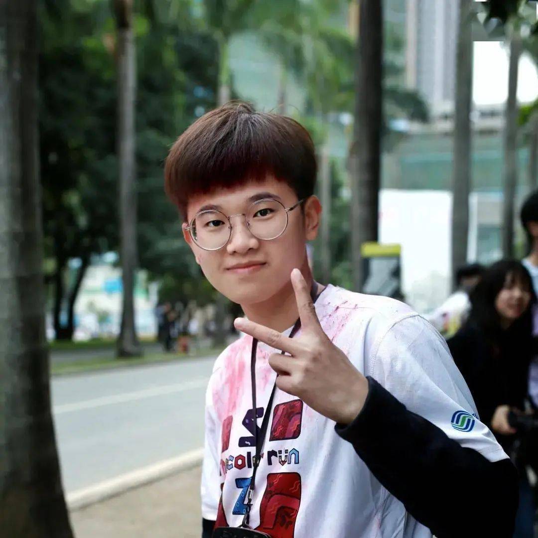 学子风采林泽洲深大有幸与你相遇