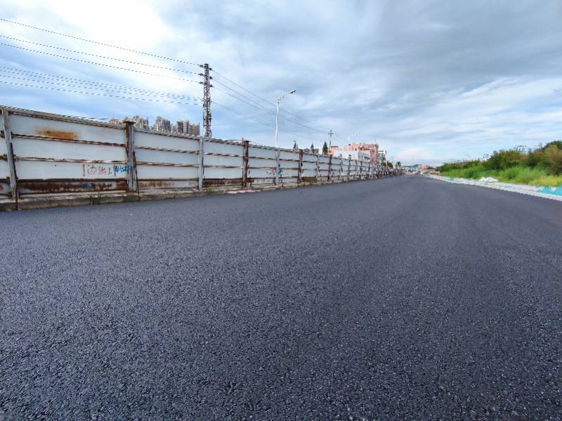 坪地环城南路改造工程首段沥青混凝土摊铺完成
