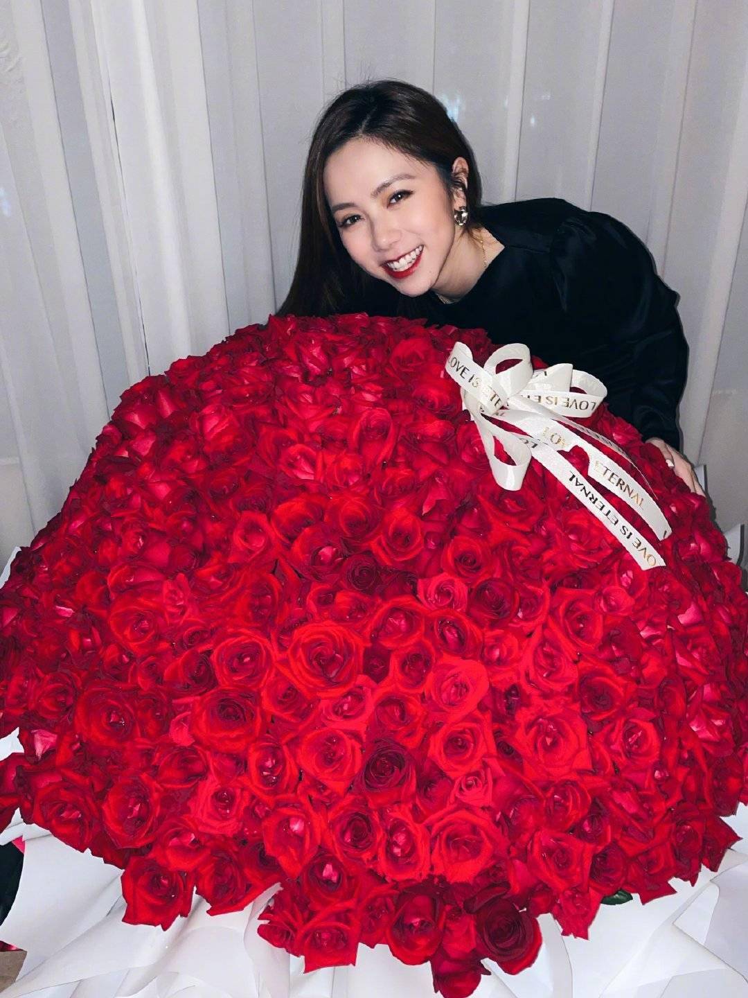 鄧紫棋慶30歲生日，小男友送999朵巨型玫瑰，場景浪漫疑求婚成功？ 娛樂 第4張