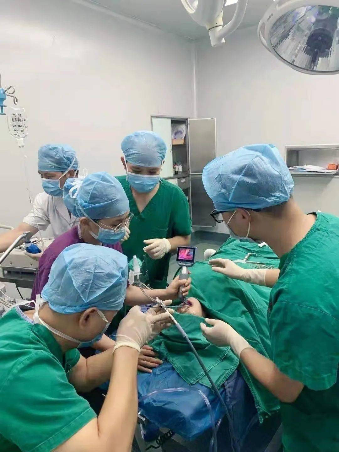 玉林一小孩被这东西呛住窒息.