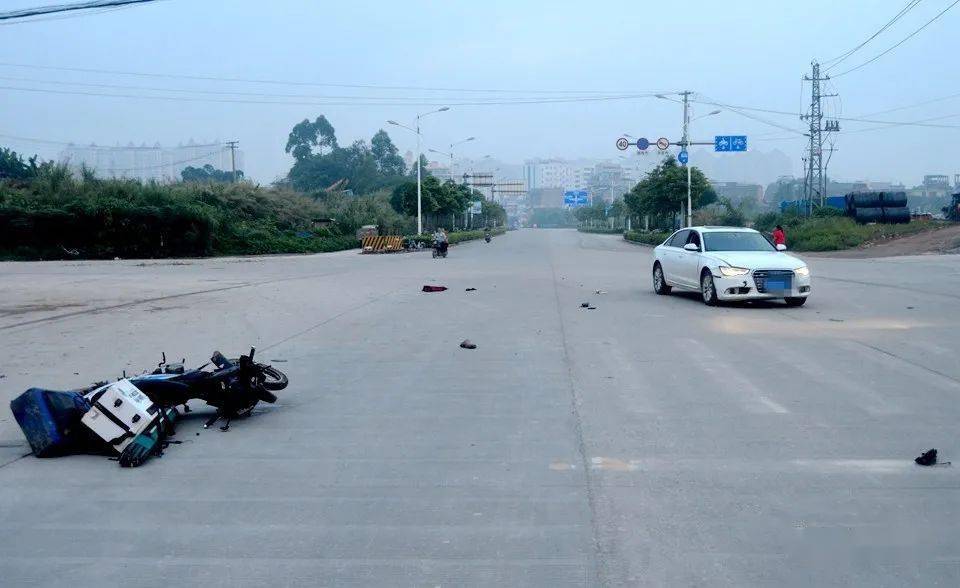驾驶一辆桂k号牌小型轿车沿金港大道由银丰桥方向往二环南路方向行驶