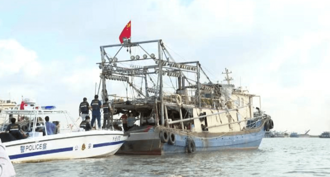 陆上同时检查,共4组同时对辖区85艘渔船进行"体检",就申报出港的渔船