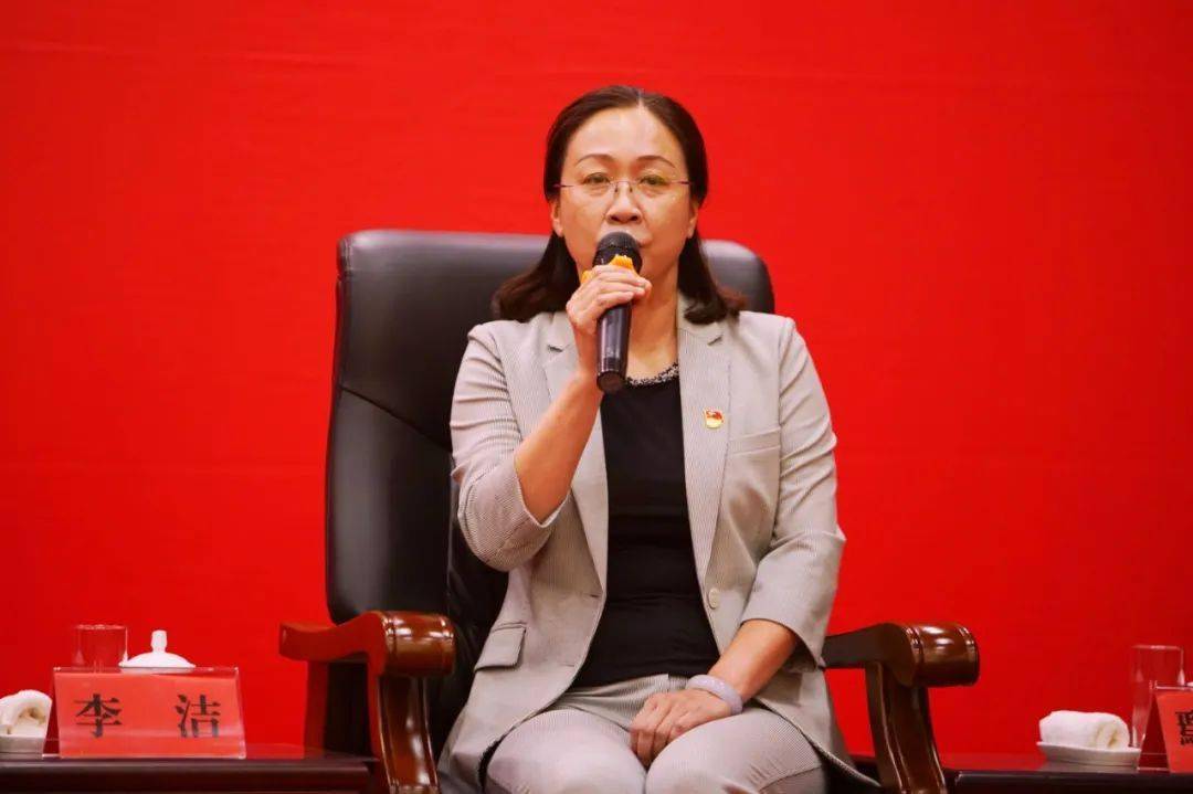 青岛市两优一先代表媒体见面会第三场教书育人铺就人生路科技攻关展示