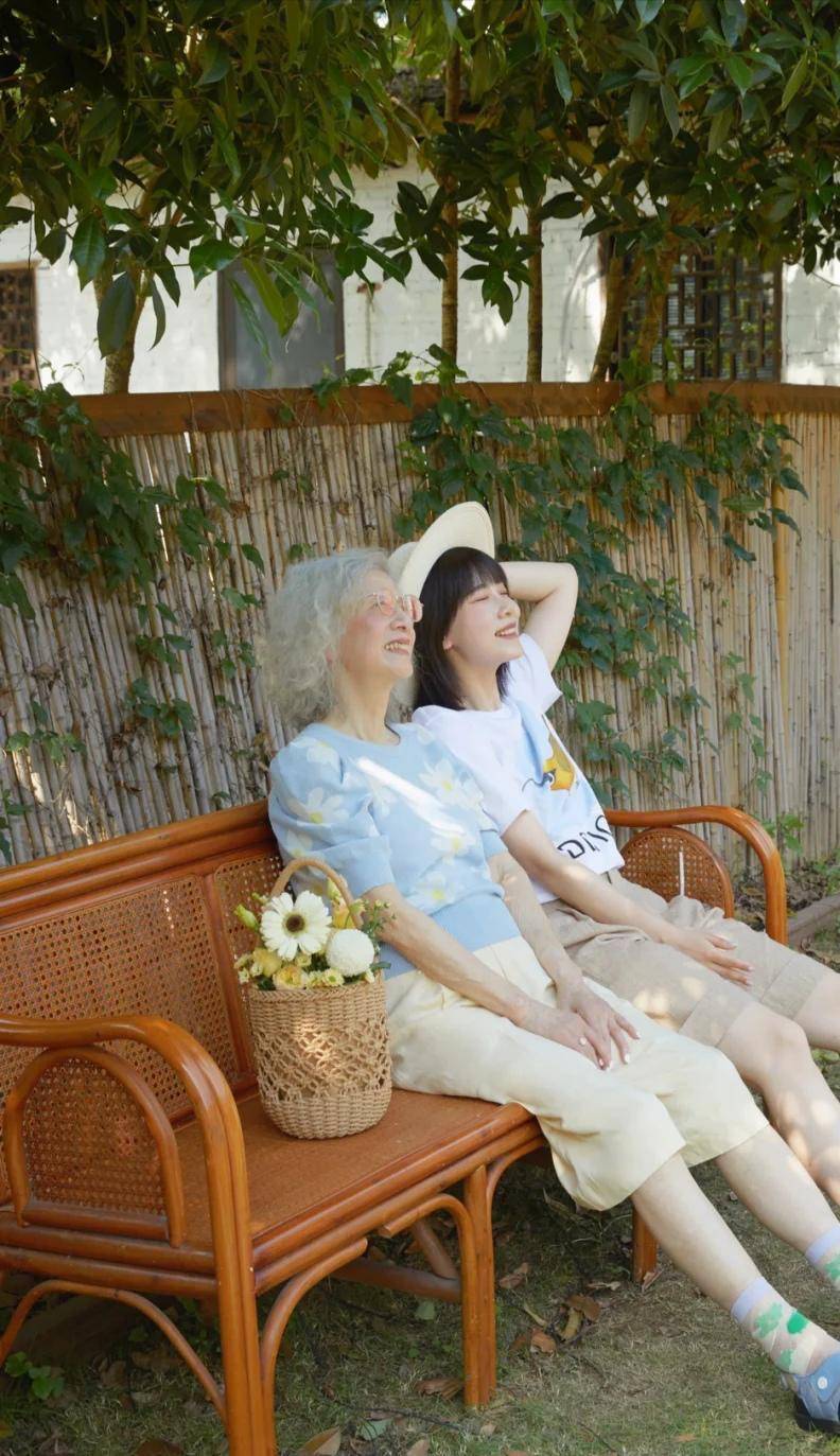八十岁奶奶与孙女穿同款花白头发也挡不住爱美心时尚感不输阵