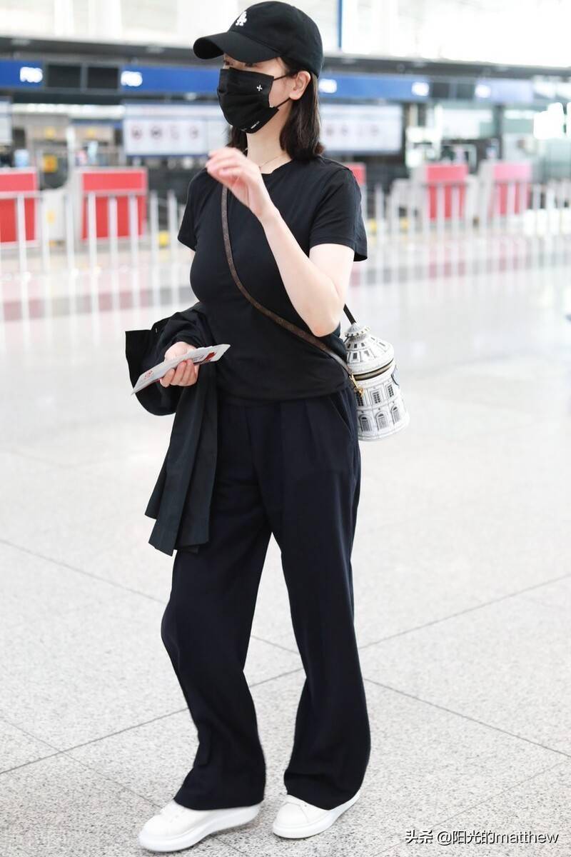 街拍左小青纯黑色t恤黑色阔腿裤小白鞋低调随性