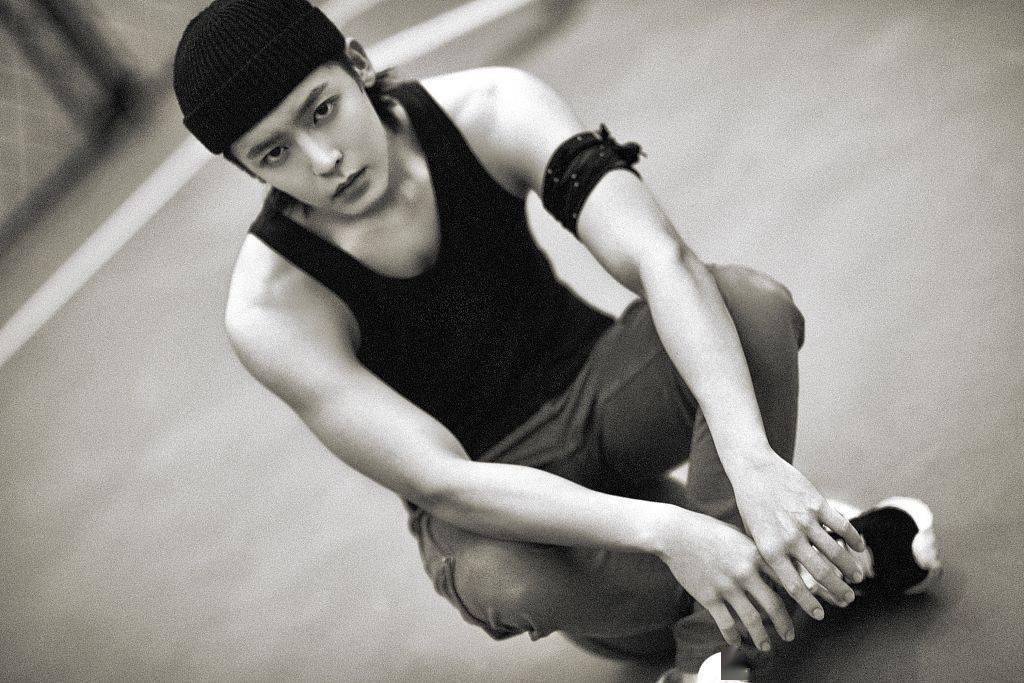 侯明昊黑白大片更显手臂线条.侯明昊化身篮球少年.侯明昊运动场大片.