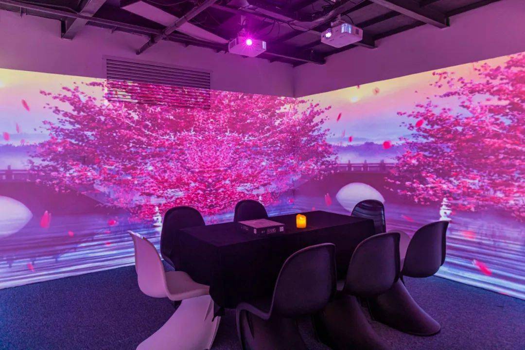 在明发大迷宫里找了半小时免费换装烧脑剧情这处沉浸式空间太上头