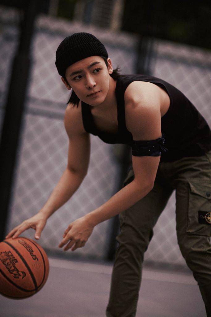 侯明昊化身街头篮球少年造型痞帅 穿黑色背心大秀肌肉线条