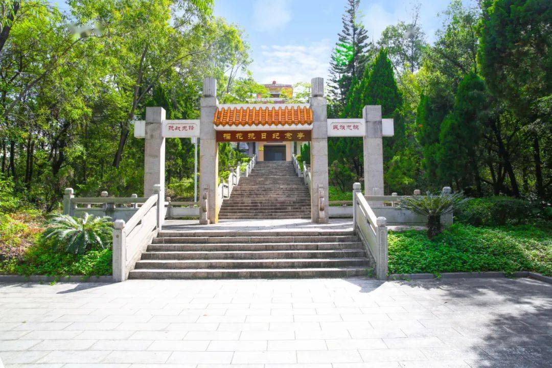 榴花抗日纪念亭2,关注"东莞东城"微信公众号——底部菜单栏——选择"