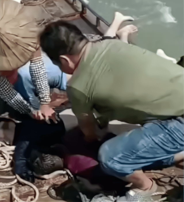 17人手拉手拍照16人被卷入海里11人溺亡