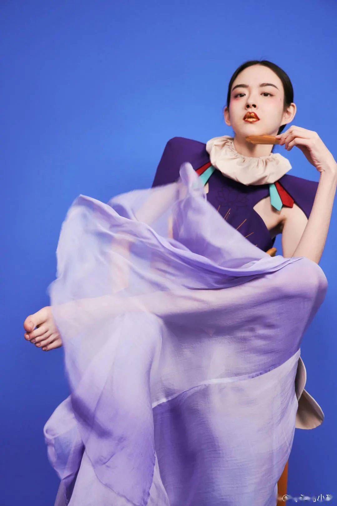 拿摩托罗拉狂圈粉,这位眼里有繁星的模特是谁?_代英明