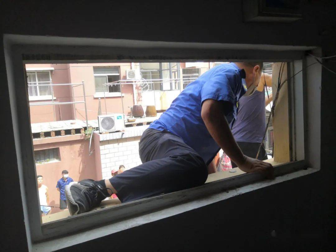 光天化日!兴化这几个城管翻窗爬阳台
