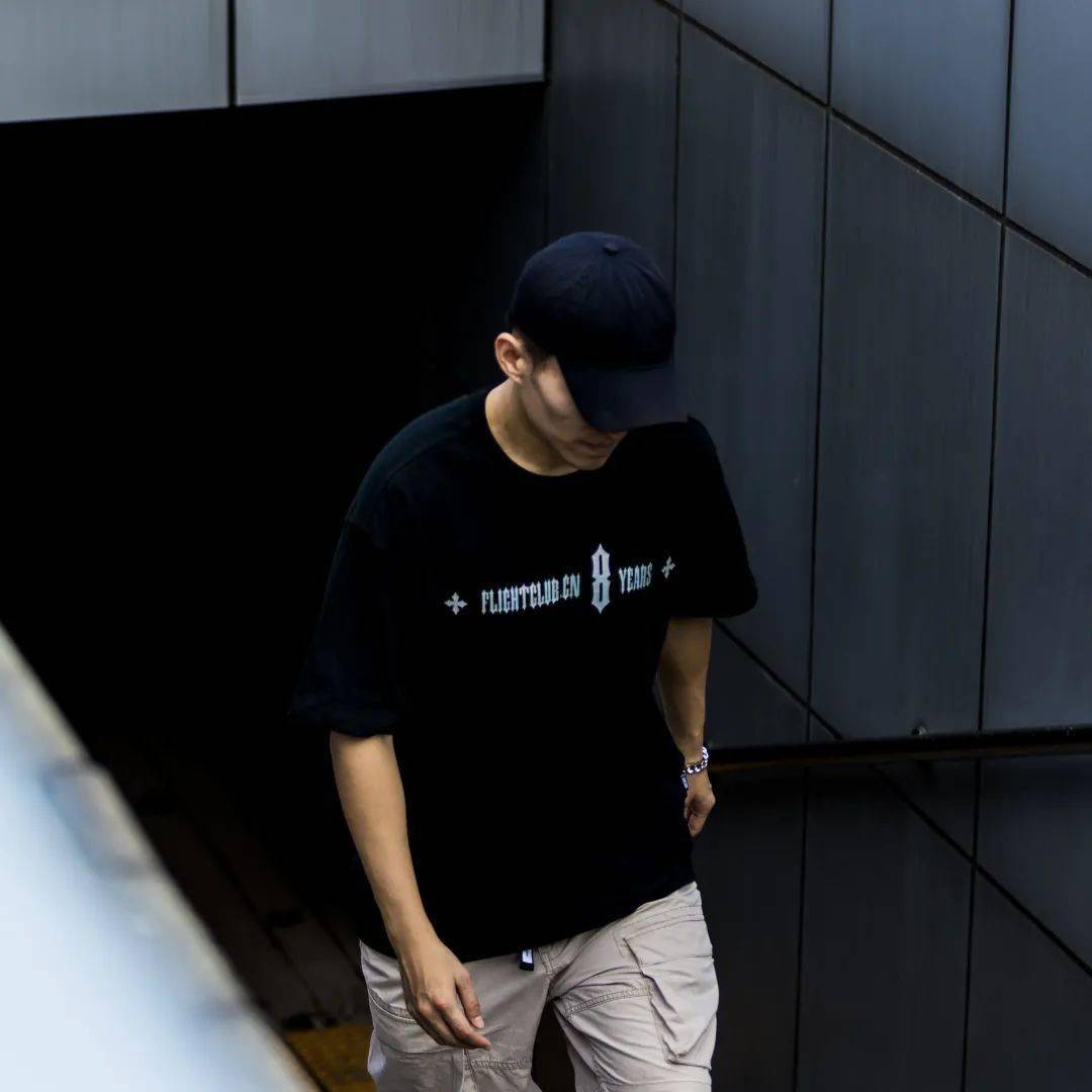 反光|小姐姐上身示范！「FC 八周年纪念 T 恤」炫彩反光超抢眼！