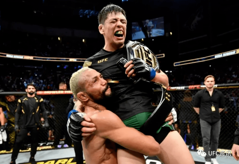 每次在称重时,莫雷诺总是表现出标志性的姿态——用两只手做成心的