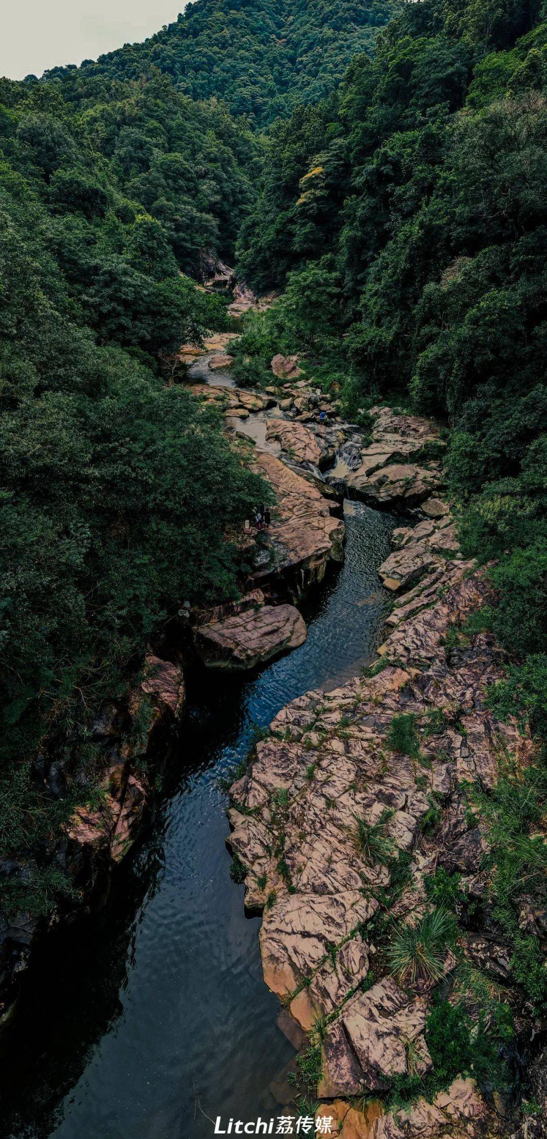 继续深入畲寨沟,水流变得平缓.